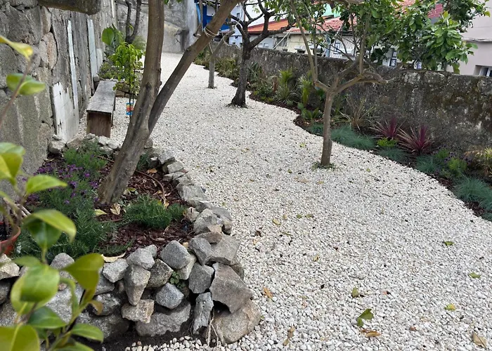 Charming 2Br W Terrace & Garden