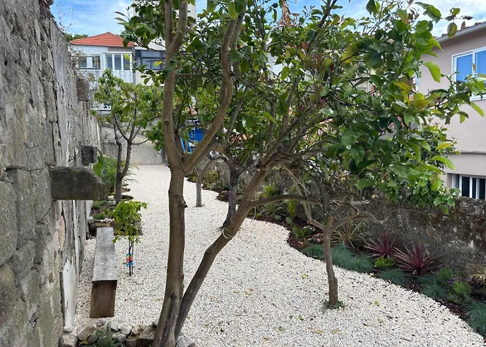 Charming 2Br W Terrace & Garden