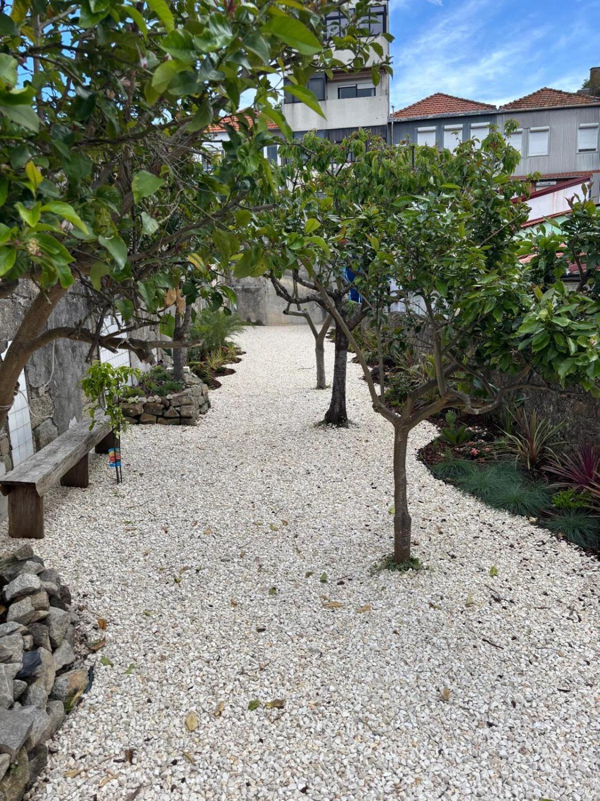 Apartment Charming 2br W Terrace & Garden